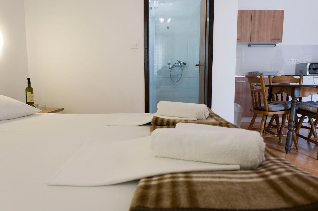 Apartments Victoria โตรกีร์ ภายนอก รูปภาพ