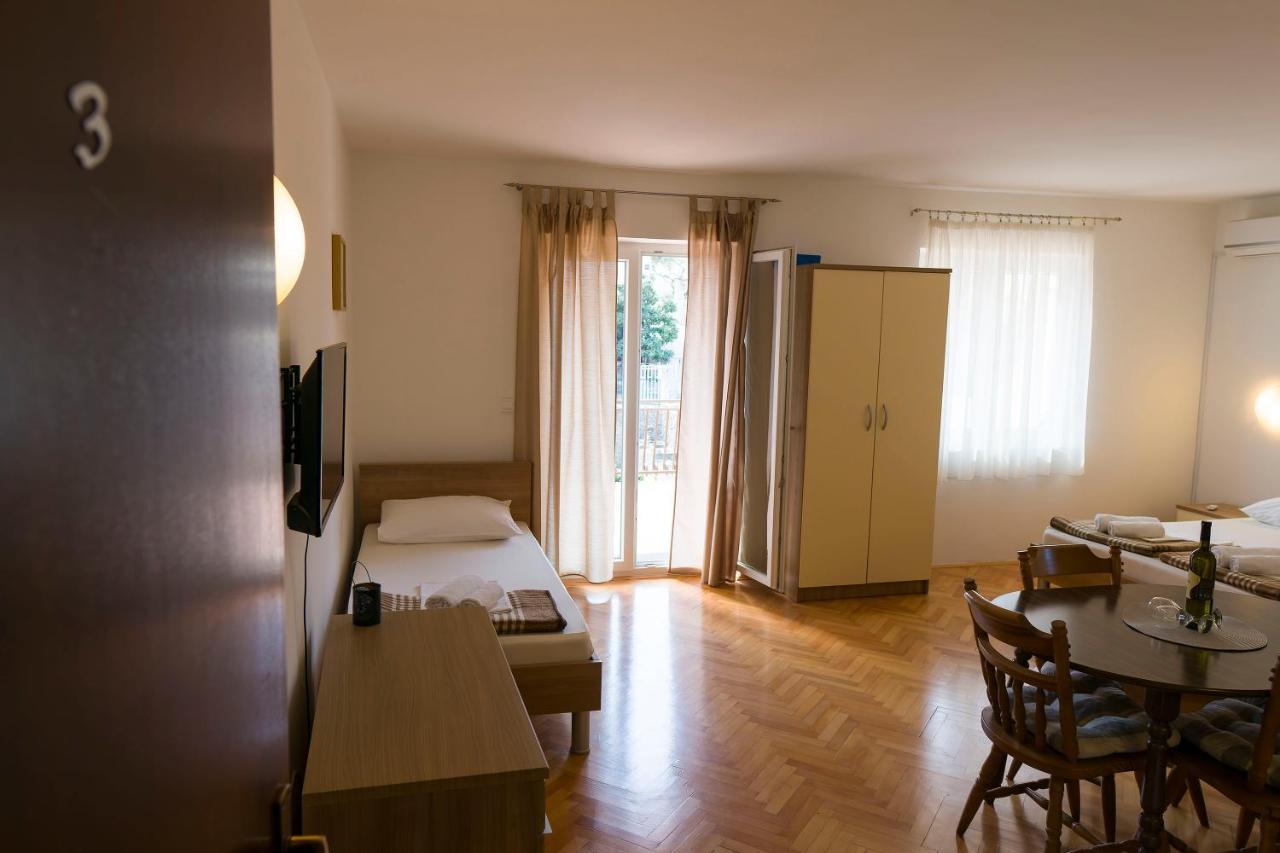 Apartments Victoria โตรกีร์ ภายนอก รูปภาพ