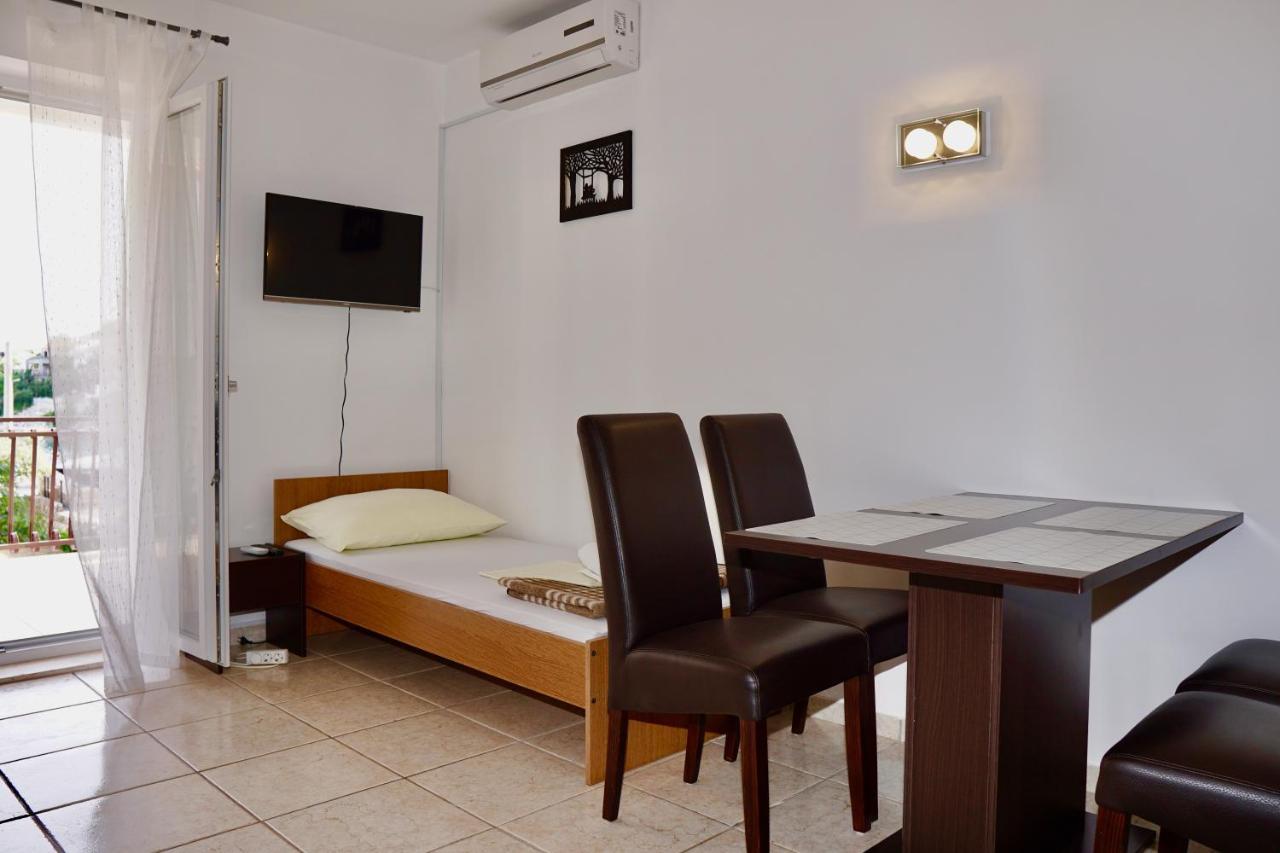 Apartments Victoria โตรกีร์ ภายนอก รูปภาพ