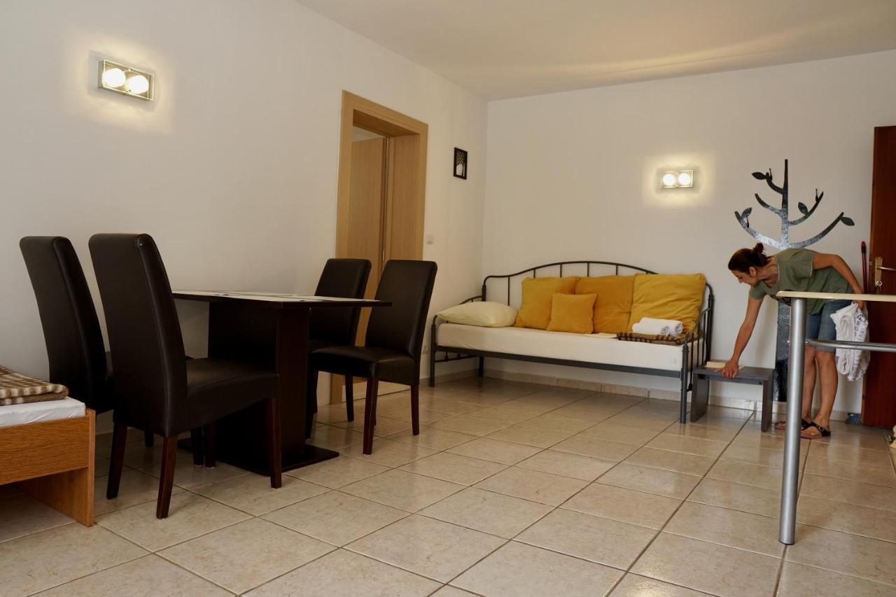 Apartments Victoria โตรกีร์ ภายนอก รูปภาพ