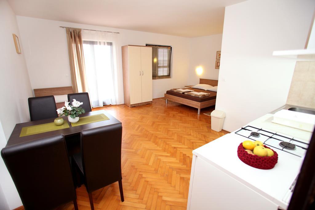 Apartments Victoria โตรกีร์ ภายนอก รูปภาพ